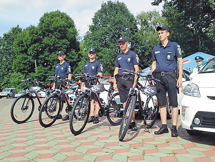 У Хмельницькому вже започаткували велопатруль у місцевому парку. Зручно і правоохоронцями, і городянам. Фото з сайту depo.ua